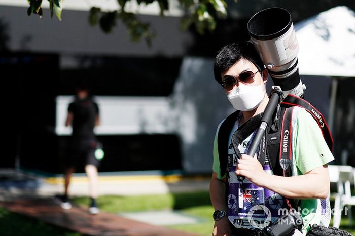 Un fotógrafo con una mascarilla en Albert Park