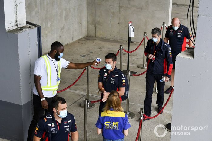 Ingenieros de Red Bull Racing ante un control de temperatura