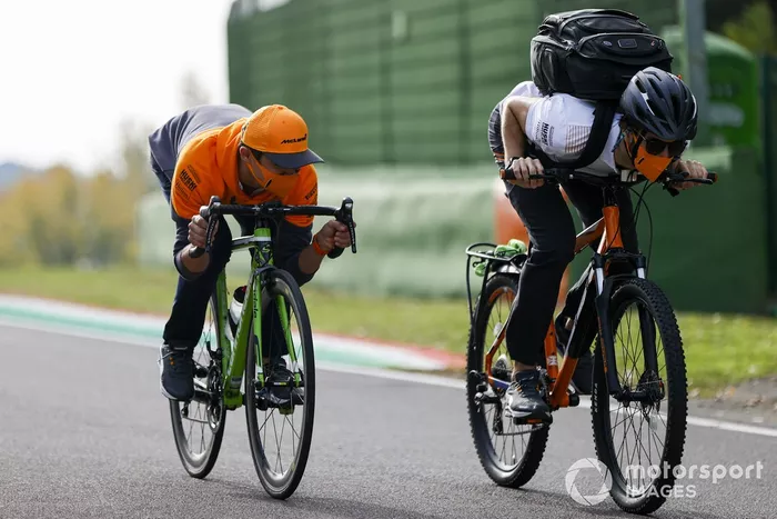 Lando Norris, McLaren, en bici