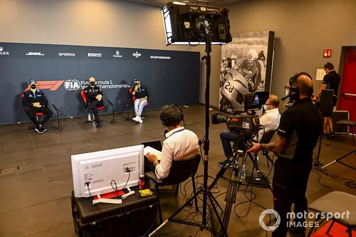 Nicholas Latifi, Williams Racing, Simon Roberts, director del equipo en funciones, Williams Racing, y George Russell, Williams Racing, en la conferencia de prensa
