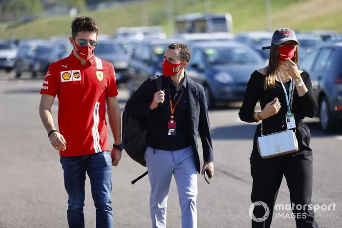 Charles Leclerc, Ferrari, Charlotte Siné y su manager, Nicolas Todt