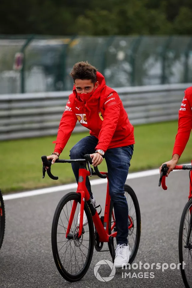 Charles Leclerc, Ferrari, recorre la pista en bici