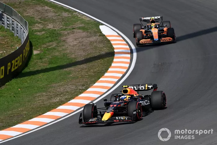 Sergio Pérez, Red Bull Racing RB18, Lando Norris, McLaren MCL36