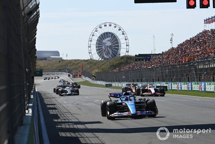 Fernando Alonso, Alpine A522, Kevin Magnussen, Haas VF-22, Sergio Pérez, Red Bull Racing RB18, Yuki Tsunoda, AlphaTauri AT03, practican sus procedimientos de salida de carrera al final de la FP3
