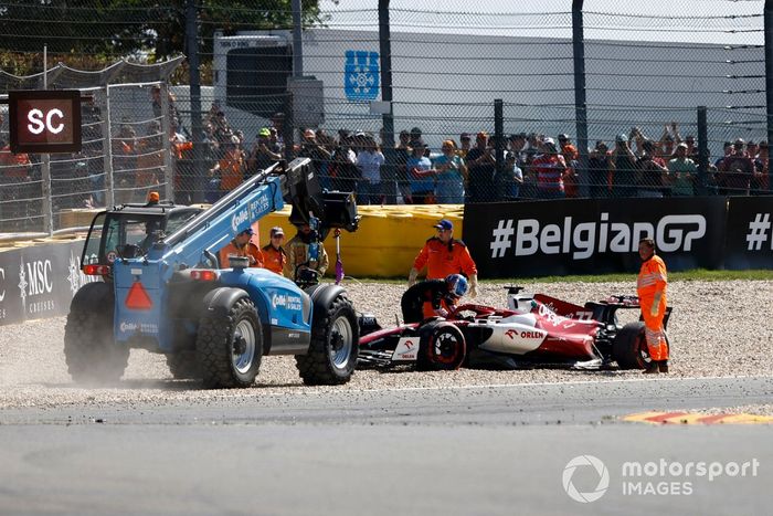 Valtteri Bottas, Alfa Romeo C42, es asistido por los oficiales de pista tras caer en la grava