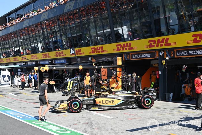 Daniel Ricciardo, McLaren MCL36, sale del garaje