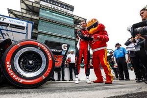Ganador de la pole Christian Lundgaard, Rahal Letterman Lanigan Racing Honda y su equipo celebran su pole
