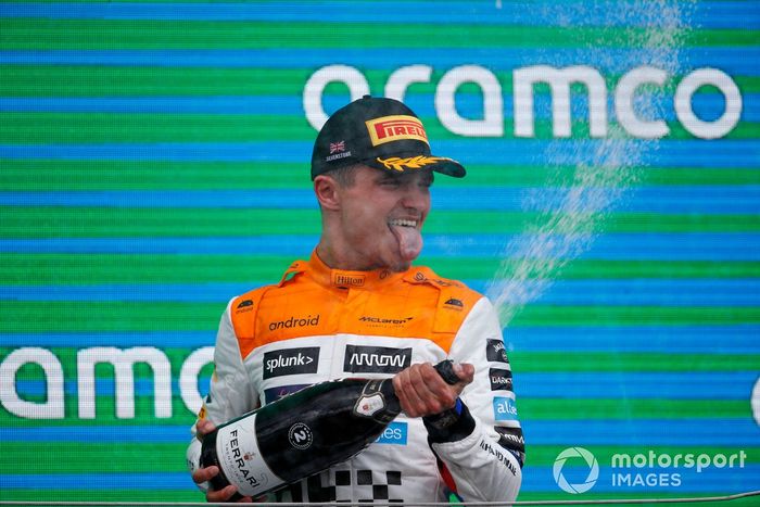 Lando Norris, McLaren, 2ª posición, rocía Champán en el podio