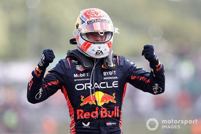 Max Verstappen, Red Bull Racing, 1ª posición, celebra su llegada al Parc Ferme 