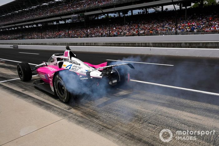 Helio Castroneves, Meyer Shank Racing Honda, parada en boxes