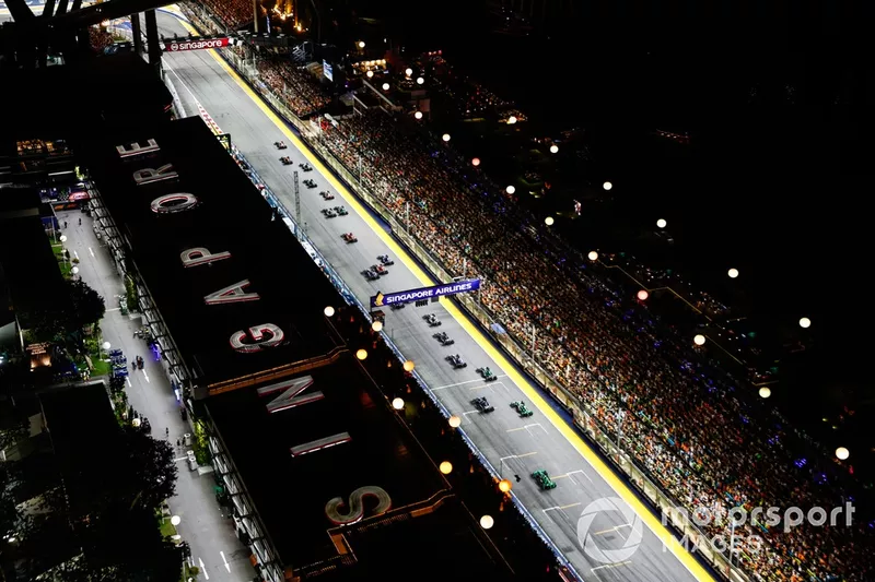 Lando Norris, McLaren MCL38, Max Verstappen, Red Bull Racing RB20, Lewis Hamilton, Mercedes F1 W15, George Russell, Mercedes F1 W15, le reste du peloton au départ.