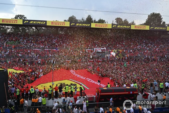 Los Tifosi celebran durante la ceremonia del podio