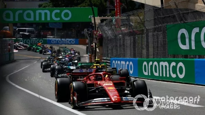 Carlos Sainz, Ferrari SF-24, Lando Norris, McLaren MCL38, George Russell, Mercedes F1 W15, Max Verstappen, Red Bull Racing RB20, el resto de la parrilla en la salida.