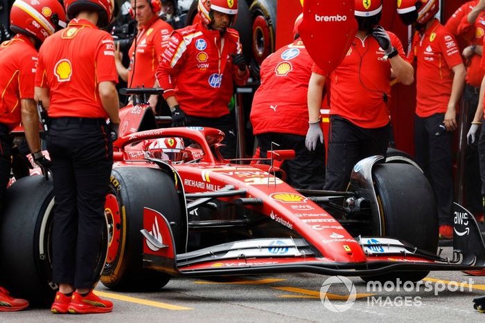 Charles Leclerc, Ferrari SF-24, en boxes durante la FP1