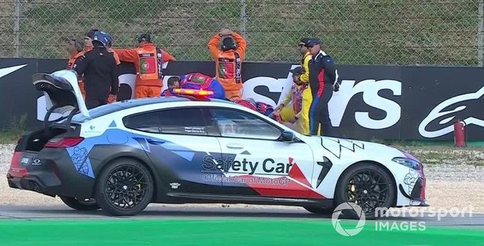 Pol Espargaró, atendido por los servicios médicos