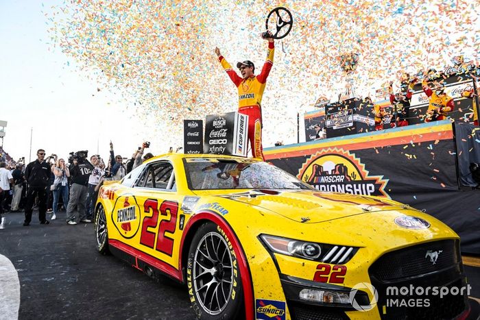 El Campeón de la Copa Nascar Joey Logano, Equipo Penske, Ford Mustang