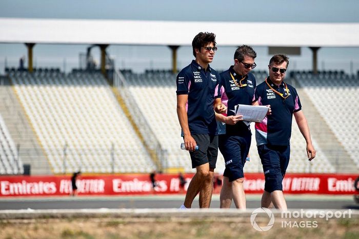 Lance Stroll, Racing Point recorre la pista con sus mecánicos 