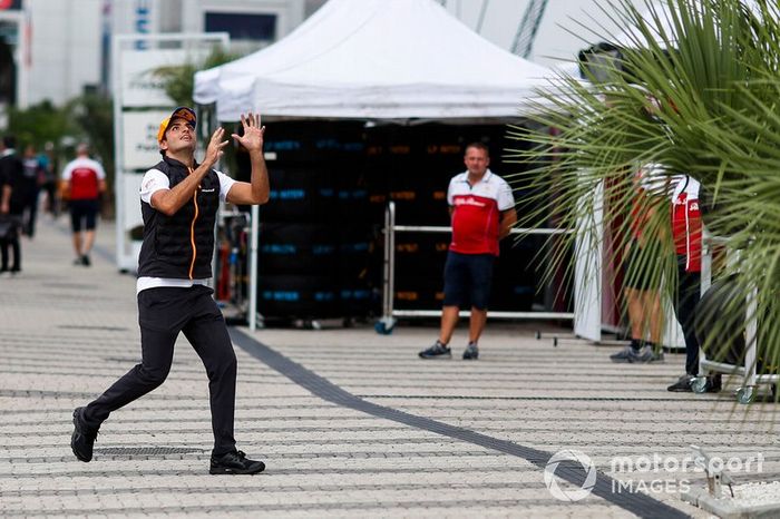 Carlos Sainz Jr., McLaren, atrapa una pelota de rugby