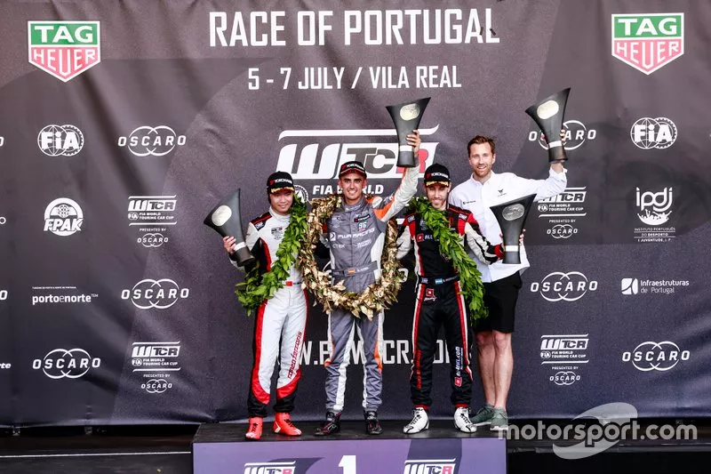 Podium: Race winner Mikel Azcona, PWR Racing CUPRA TCR, second place Ma Qing Hua, Team Mulsanne Alfa Romeo Giulietta TCR, third place Esteban Guerrieri, ALL-INKL.COM Münnich Motorsport Honda Civic Type R TCR