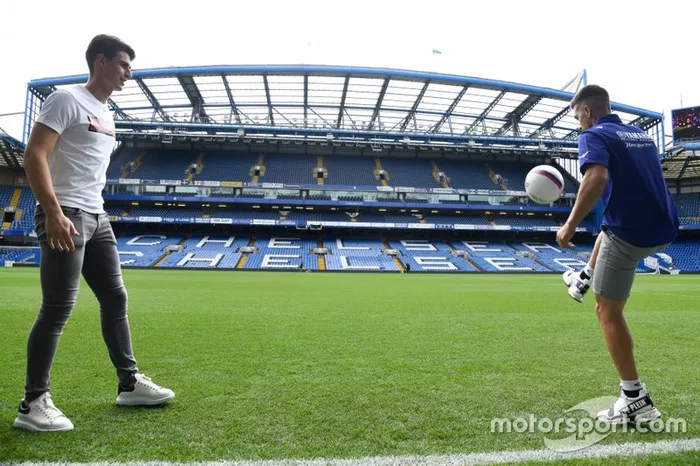 Maverick Viñales (Yamaha) juega al fútbol con el portero del Chelsea, Kepa Arrizabalaga