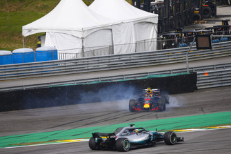 Lewis Hamilton, Mercedes AMG F1 W09, supera un Max Verstappen, Red Bull Racing RB14 Tag Heuer, in testacoda dopo un contatto con Esteban Ocon, Force India VJM11 Mercedes