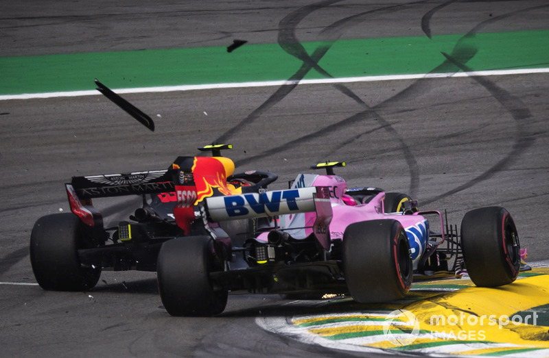 El líder Max Verstappen, Red Bull Racing RB14 choca con Esteban Ocon, Racing Point Force India VJM11