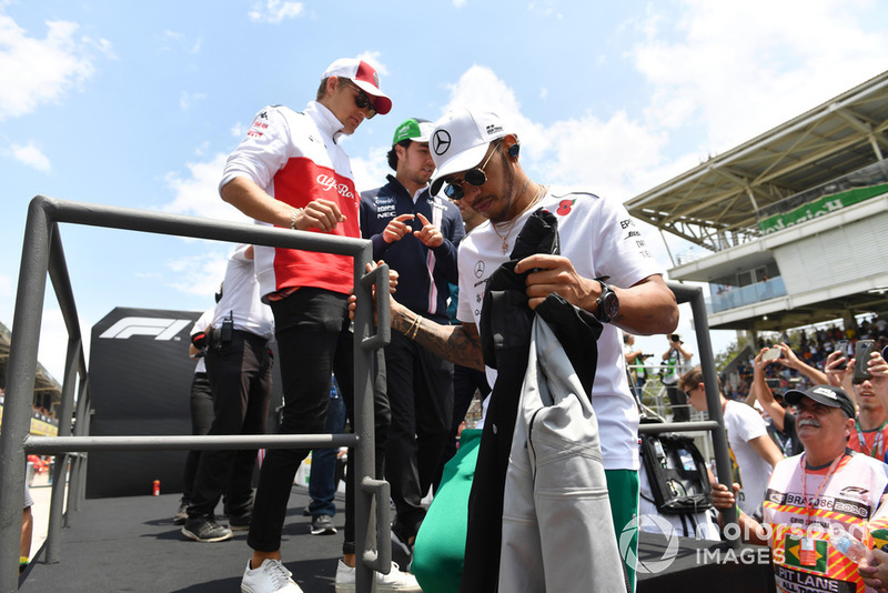 Lewis Hamilton, Mercedes AMG F1, Marcus Ericsson, Alfa Romeo Sauber F1 Team and Sergio Perez, Racing Point Force India F1 Team on the drivers parade 