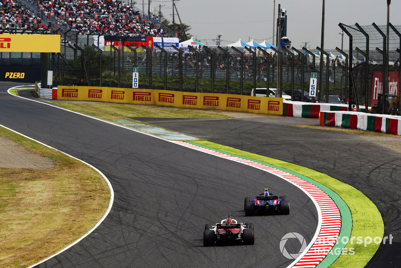 Brendon Hartley, Toro Rosso STR13, devant Charles Leclerc, Sauber C37