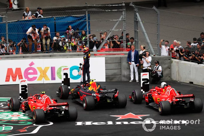 Max Verstappen, Red Bull Racing RB14, celebra ganar la carrera en el parque con Sebastian Vettel, Ferrari SF71H, y Kimi Raikkonen, Ferrari SF71H