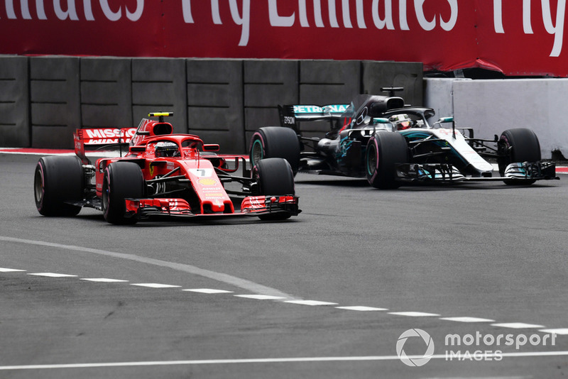Kimi Raikkonen, Ferrari SF71H y Lewis Hamilton, Mercedes AMG F1 W09 EQ Power+
