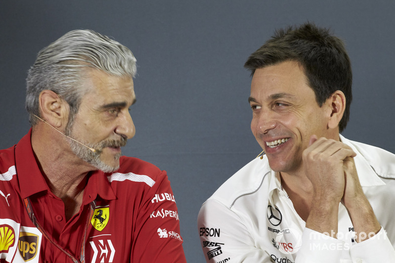 Maurizio Arrivabene, Director de Equipo, Ferrari, y Toto Wolff, Director Ejecutivo (Negocios), Mercedes AMG, en la Conferencia de Prensa de los directores de equipo