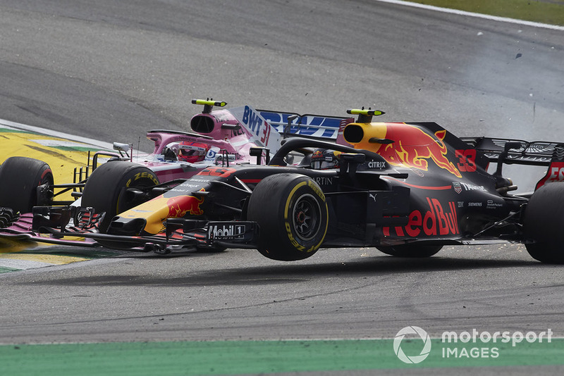 Max Verstappen, Red Bull Racing RB14, and Esteban Ocon, Racing Point Force India VJM11, make contact