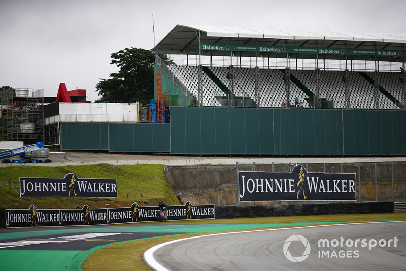 Loghi Heineken e Johnnie Walker su una tribuna e a lato del circuito