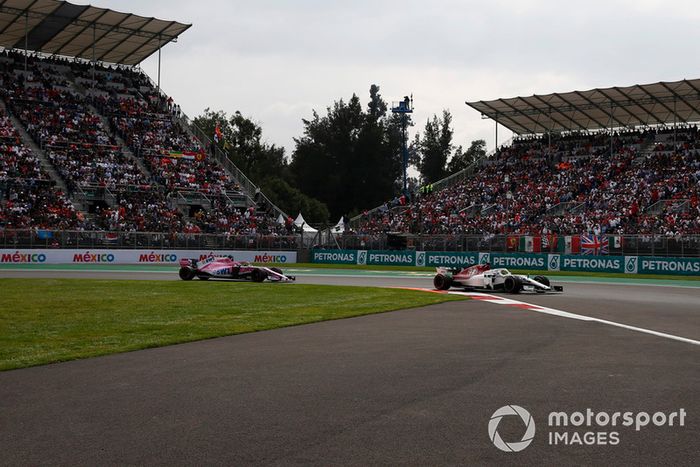 Marcus Ericsson, Sauber C37 y Sergio Perez, Racing Point Force India VJM11 