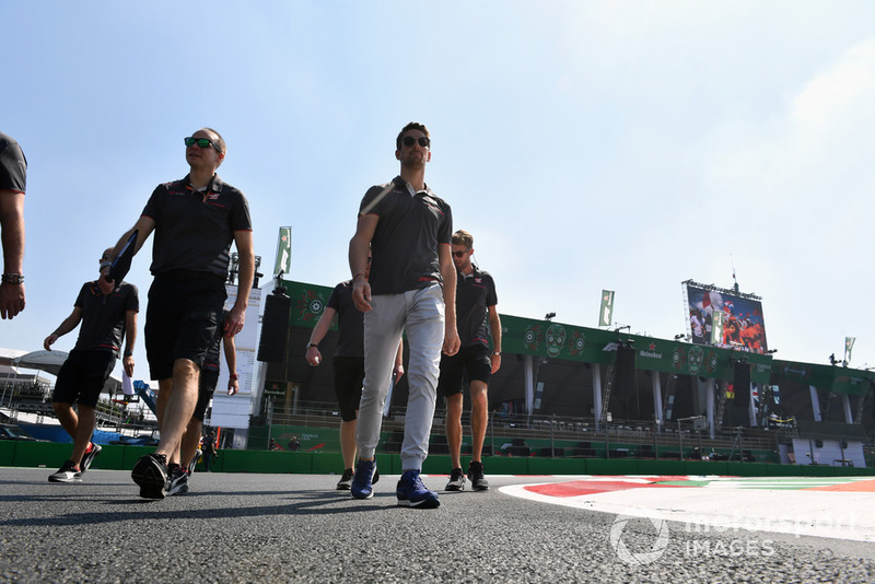 Romain Grosjean, Haas F1 Team, fait une reconnaissance de la piste