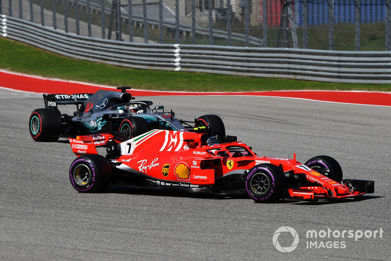 Lewis Hamilton, Mercedes-AMG F1 W09 y Kimi Raikkonen, Ferrari SF71H battle