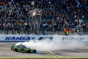 Ganador de la carrera Chase Elliott, Hendrick Motorsports, Chevrolet Camaro Mountain Dew