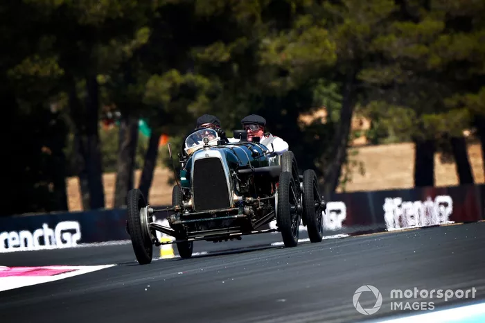 Sebastian Vettel, Aston Martin, Johnny Herbert, Sky TV, en el Aston Martin Green Pea TT1 de 1922