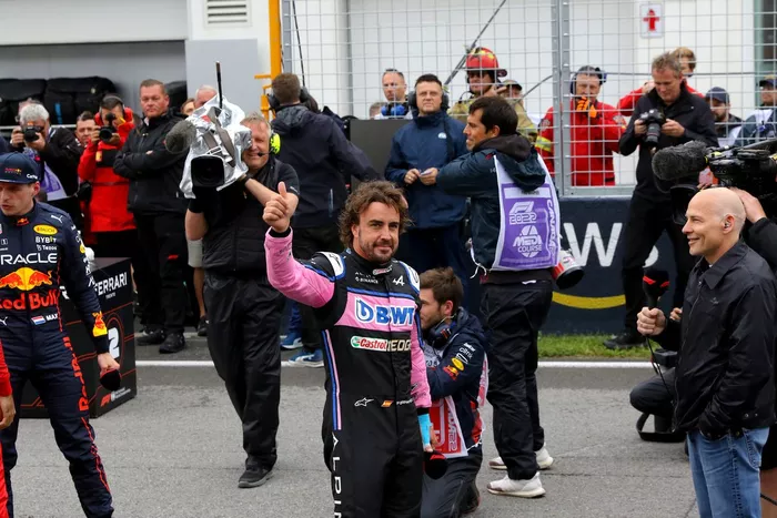 Fernando Alonso, Alpine F1 Team, en parrilla tras la clasificación