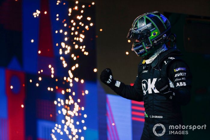 Lucas di Grassi, Venturi Racing, 1ª posición, celebra en el Parc Ferme 