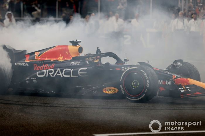 Max Verstappen, Red Bull Racing RB19, 1ª posición, realiza donuts al final de la carrera.