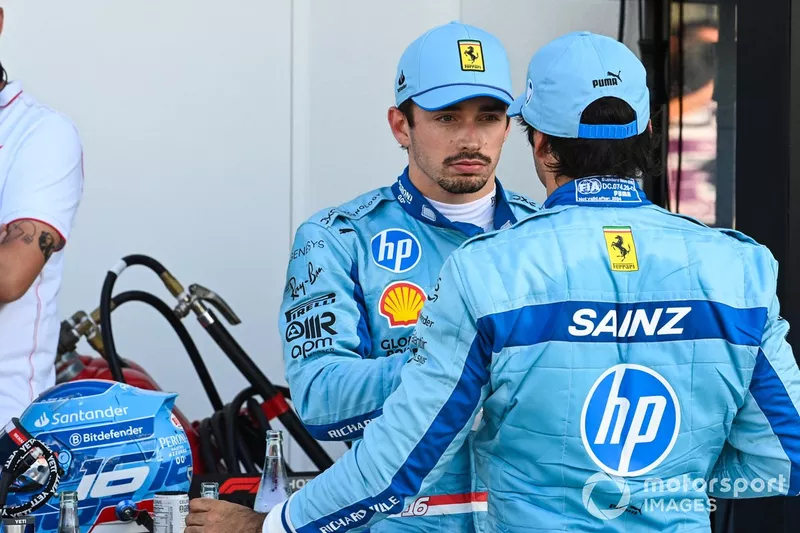 Charles Leclerc, Scuderia Ferrari, Carlos Sainz, Scuderia Ferrari, discussion au Parc Ferme après les qualifications