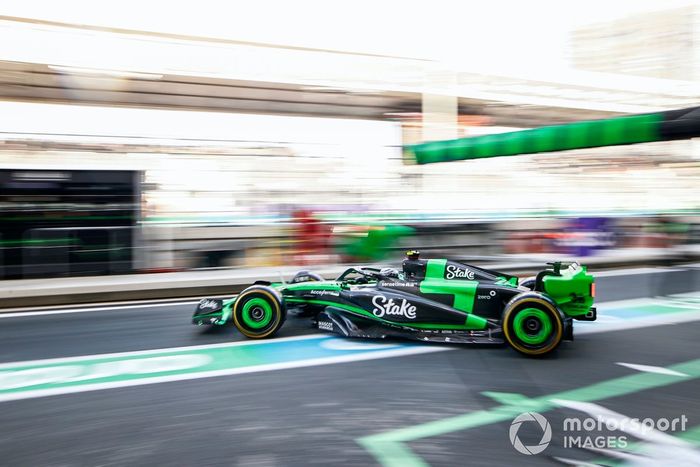 Zhou Guanyu, Stake F1 Team Patea el Sauber C44 en boxes