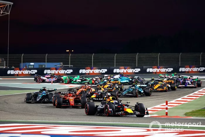 Max Verstappen, Red Bull Racing RB20, Charles Leclerc, Ferrari SF-24, George Russell, Mercedes F1 W15, Sergio Pérez, Red Bull Racing RB20, Carlos Sainz, Ferrari SF-24, el resto de la parrilla en la salida.