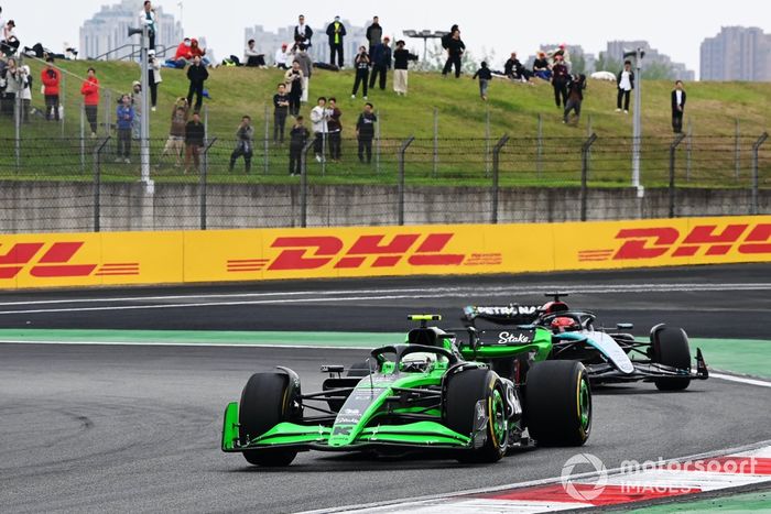 Zhou Guanyu, Kick Sauber C44, George Russell, Mercedes F1 W15