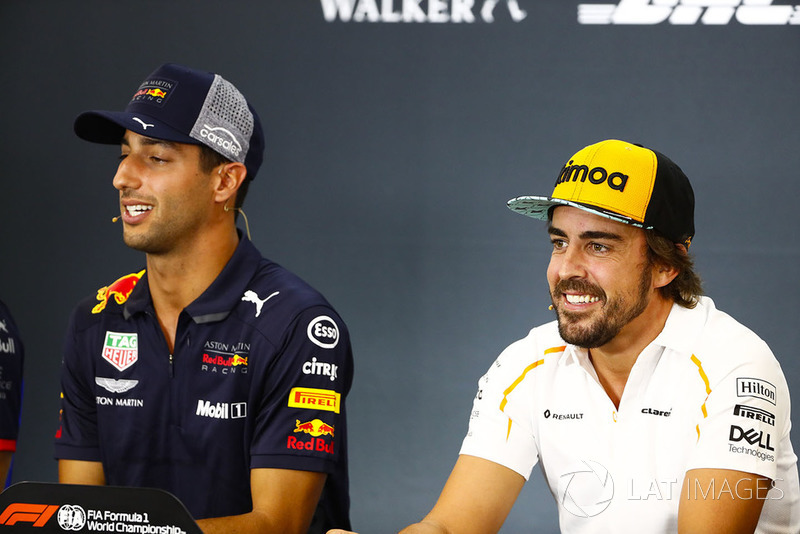Daniel Ricciardo, Red Bull Racing, y Fernando Alonso, McLaren, en rueda de prensa