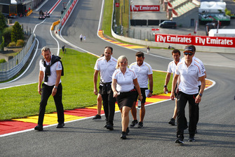 Stoffel Vandoorne, McLaren, walks the circuit with colleagues
