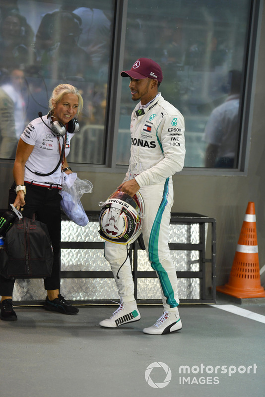 Pole sitter Lewis Hamilton, Mercedes AMG F1 in parc ferme
