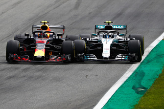 Max Verstappen, Red Bull Racing RB14 Tag Heuer, en lutte avec Valtteri Bottas, Mercedes AMG F1 W09