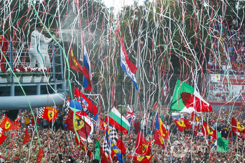 El público ante el podio de Monza